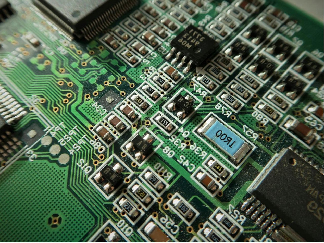 Equipo revisando datos